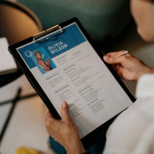 Rekruterka czyta CV kandydata na tablecie podczas rozmowy rekrutacyjnej